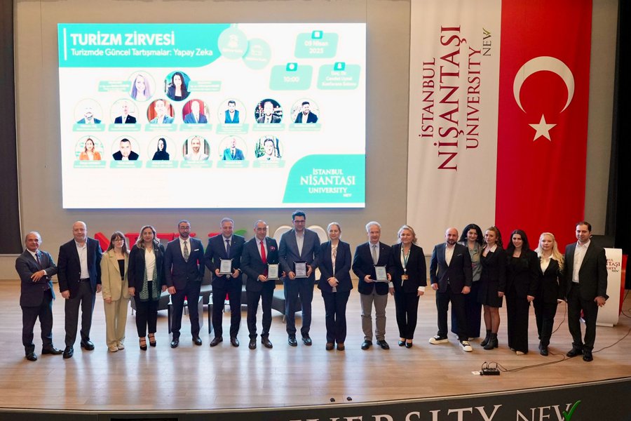 Current Debates in Tourism and the Use of Artificial Intelligence