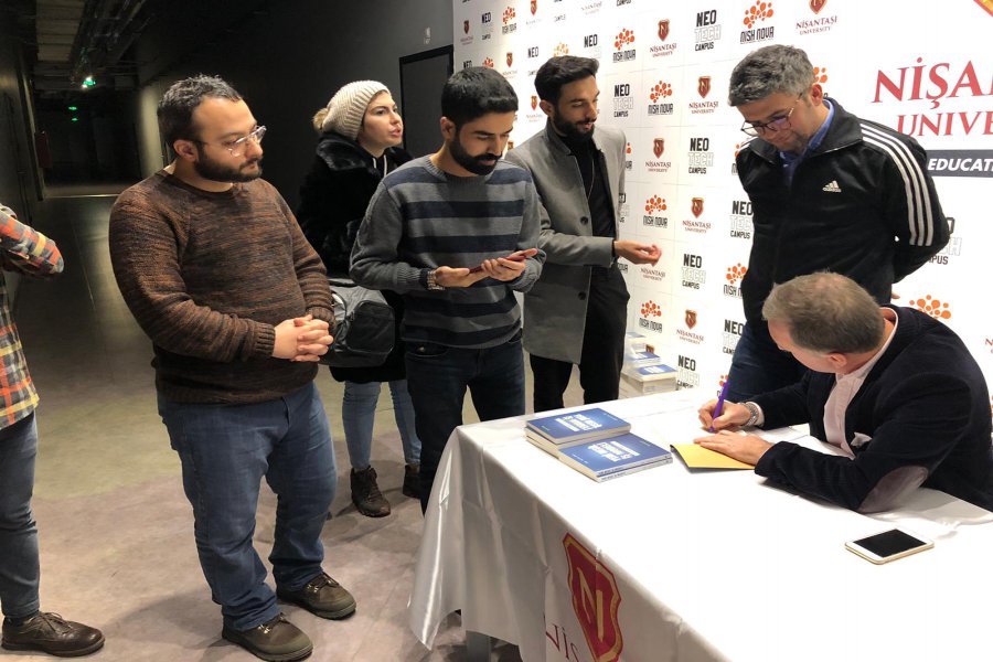 Dr. Fatih Anıl yeni kitabını imzaladı
