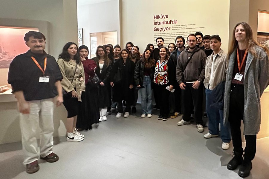 İletişim ve Tasarım Öğrencileri “Hikâye İstanbul’da Geçiyor” Sergisini Ziyaret Etti