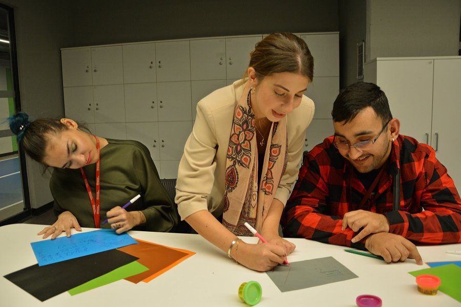 Sanat terapisi ile engelleri aşıyorlar